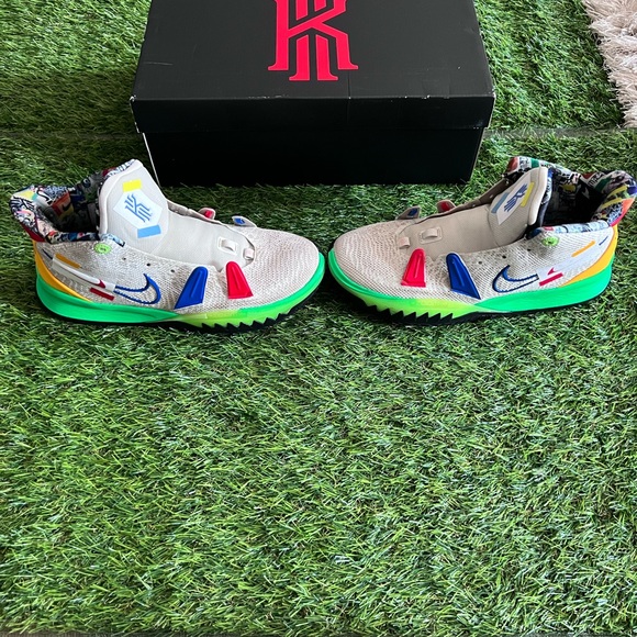 Men’s Kyrie 7s “Visions” - Picture 2 of 4